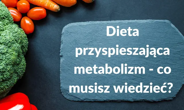 Brokuł, marchewki i pomidorki na czarnym tle. Na kamiennej tablicy napis: "Dieta przyspieszająca metabolizm - co musisz wiedzieć?".