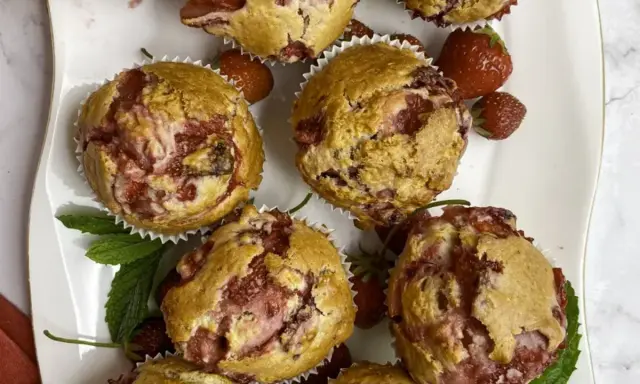 Pyszne, domowe muffinki z truskawkami. Idealny przepis na zdrowe muffinki, które zachwycą każdego.