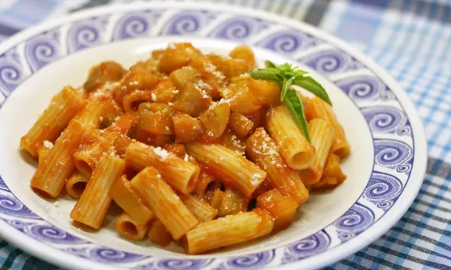Macarrones con salsa de tomate y verduras, perfectos para un bebé de 1 año.