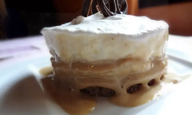 Gourmandise d'une recette banoffee traditionnel : biscuit, caramel coulant, crème fouettée et copeaux de chocolat.