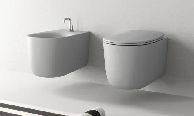 Sanitari filo muro: bidet e vaso sospesi, design moderno. Nessun problema di installazione visibile, ma la pulizia potrebbe essere più complessa.