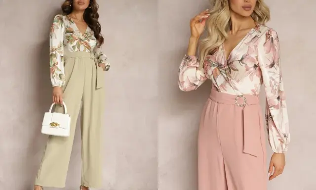 Dwie kobiety w eleganckich kombinezonach z kwiatowym wzorem i szerokimi nogawkami.