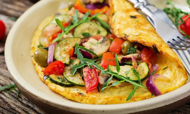 Pyszny omlet dla niemowlaka z cukinią, pomidorkami, oliwkami i rukolą. Zdrowy i kolorowy posiłek.