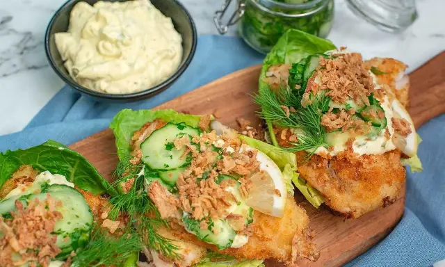Friterad fisk i salladsblad med gurka, dill och krispiga lökar. En skål med krämig remouladsås, perfekt för ditt remouladsås recept.