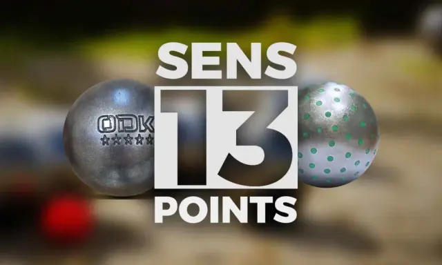 Boules de pétanque, une avec le logo ODK et des étoiles, l'autre à pois verts. Le nombre de point petanque est 13.