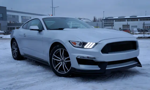 Srebrny mustang 2.3 ecoboost na śniegu, gotowy na zimowe wyzwania.
