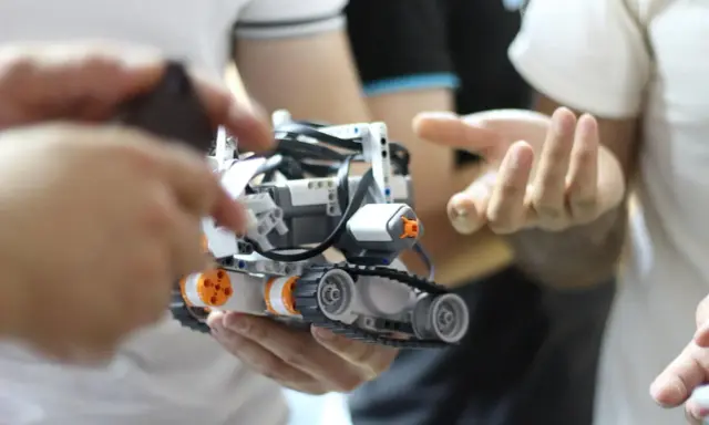 Zbudowany z klocków robot na gąsienicach to wspaniały prezent dla dziecka zamiast zabawek, rozwijający kreatywność i umiejętności techniczne.