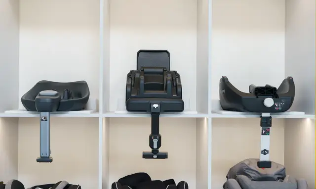 Trzy bazy Isofix na półkach. Czy baza Isofix pasuje do każdego fotelika? Różne modele baz i fotelików poniżej.