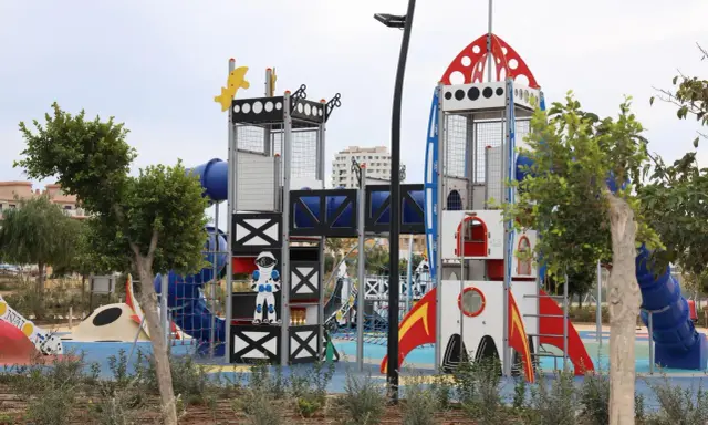 Parque infantil temático espacial, ideal para saber qué hacer en Almería con niños. ¡Aventura garantizada!