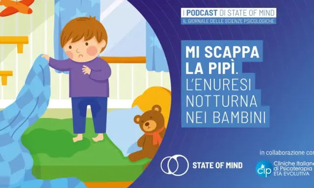 Bambino triste nel letto con macchia sul pigiama, affronta l'enuresi notturna. Un orsacchiotto conforta.