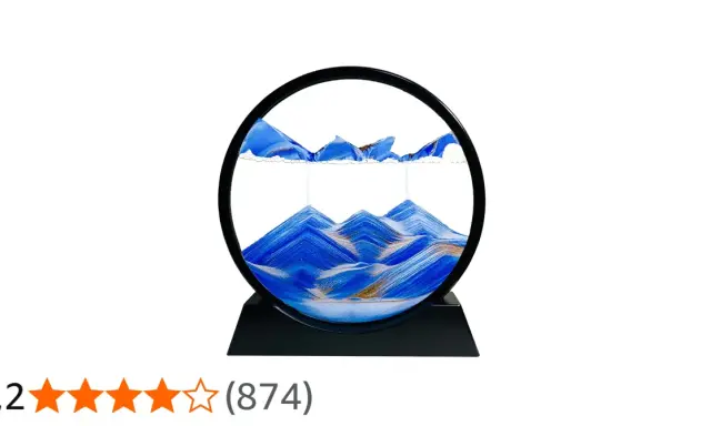 Un paesaggio di sabbia blu e oro cade lentamente, creando montagne effimere. Un'opera d'arte che cattura la sabbia del tempo.