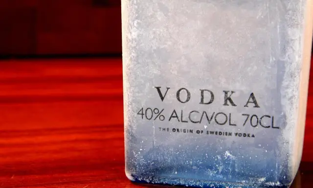 Eisige Flasche Wodka, 40% Vol. 70cl. Wer auf die **Wodka Kalorien** achtet, sollte den Genuss im Auge behalten.