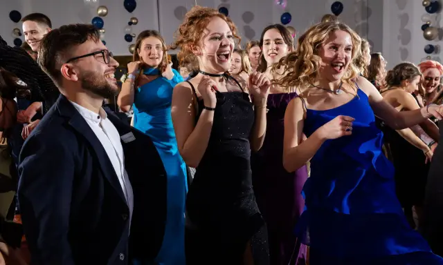 Koszt fotografa na studniówkę: Od 40 zł/os. Co w cenie i jak wybrać?