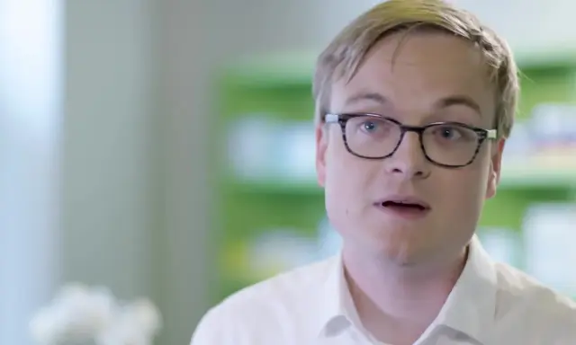 Mann mit Brille spricht über seine bretaris genuair erfahrungsberichte.