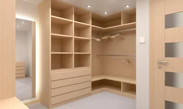 Amplio vestidor de madera clara con estanterías y cajones. Las medidas del vestidor permiten organizar ropa y accesorios.