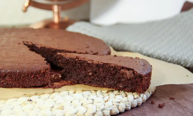 Un délicieux gâteau chocolat sans gluten, à la texture riche et moelleuse, préparé avec de la poudre d'amande.
