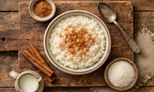 Cremiger Milchreis mit Zimt, Zucker und Zimtstangen. Ist Milchreis gesund? Mit wenig Zucker und Vollkornreis ja!
