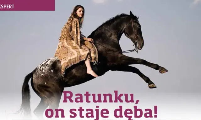 Kobieta w zwiewnej sukni siedzi na czarnym koniu, który staje dęba.