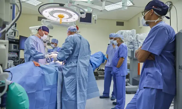 Zespół chirurgów w sterylnych strojach przygotowuje się do skomplikowanego zabiegu.