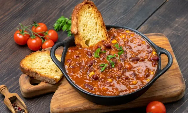 Pyszne chili con carne z fasolą i kukurydzą, podane z grzankami. Idealny przepis na zdrowy obiad, który rozgrzeje i nasyci.