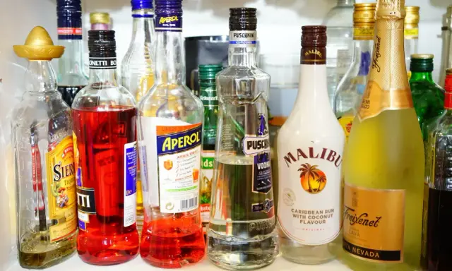 Różnorodne butelki alkoholi: Aperol, Malibu, Puschkin, Freixenet. Ile setka ma procent? To zależy od zawartości butelki!