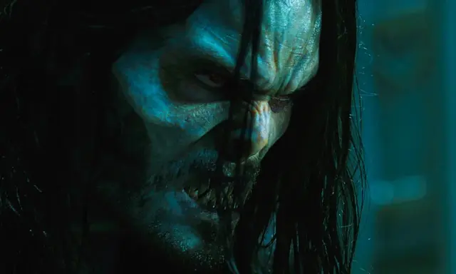 Morbius, interpretato da Jared Leto, con occhi rossi e zanne affilate, pronto a scatenare la sua furia vampirica.