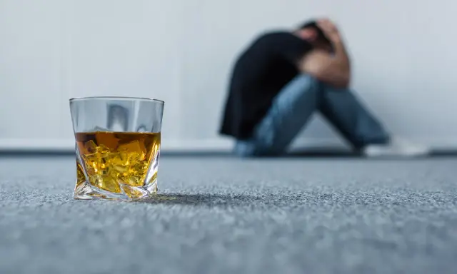 Psychiczne objawy alkoholizmu: Poznaj sygnały i znajdź pomoc