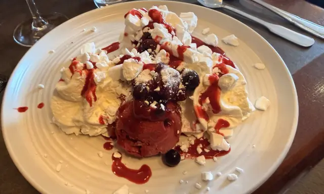Délicieux dessert meringué aux fruits rouges et glace, une gourmandise du relais d'Alsace Laval.