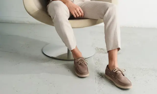 Męskie buty żeglarskie w kolorze taupe idealnie komponują się z jasnymi, lnianymi spodniami, tworząc stylowy letni zestaw.