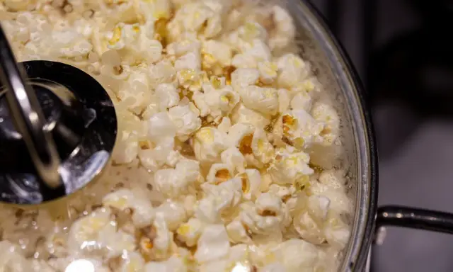 Pyszny popcorn w garnku, gotowy do jedzenia. Zobacz, jak zrobić popcorn w garnku krok po kroku!