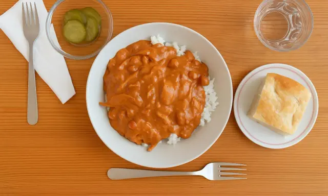 En smaklig middag med ris, curry och bröd. Perfekt för halmstad restaurang tips!