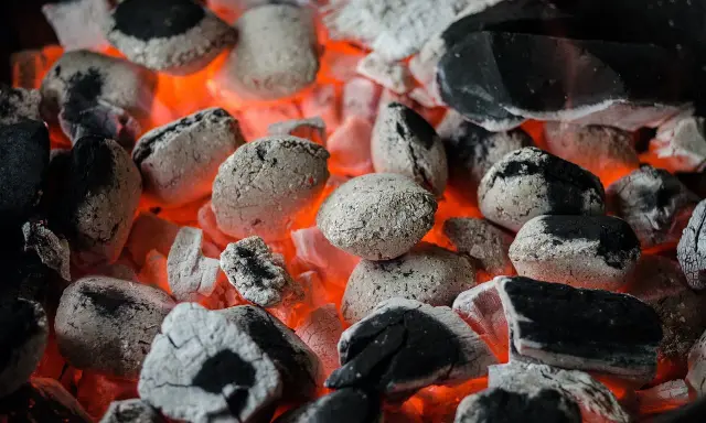 Żarzące się węgle, przypominające o tym, do kiedy można palić węglem.