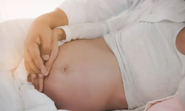 Mani che accarezzano un pancione, un momento speciale quando si inizia a sentire il bambino muoversi.