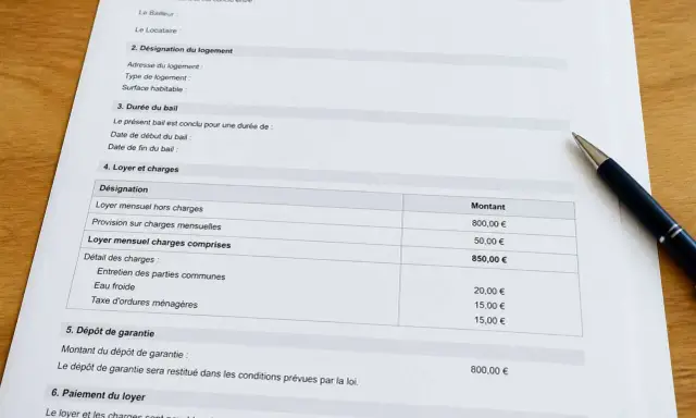 Extrait d'un contrat de bail location détaillant le loyer mensuel hors charges (800€), les provisions sur charges (50€) et le dépôt de garantie (800€).