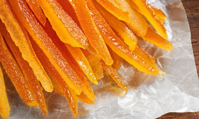 Bâtonnets d'oranges confites, une recette rapide pour un délice sucré et acidulé.