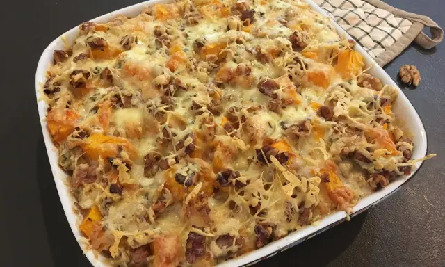 Gratin de courge butternut et noix, gratiné au fromage, avec des touches de Fourme d'Ambert pour une saveur unique.