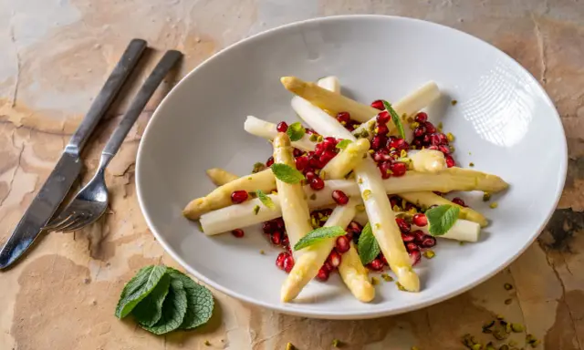 Weißer Spargel mit Granatapfelkernen und Minze, eine histaminarme Delikatesse.