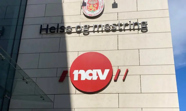 Budynek z napisem "Helse og mestring" i logo NAV. To instytucja z Norwegii zajmująca się zdrowiem i wsparciem.