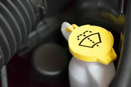 Scheibenwischwasser richtig wählen: Tipps für optimale Sicht und Sicherheit