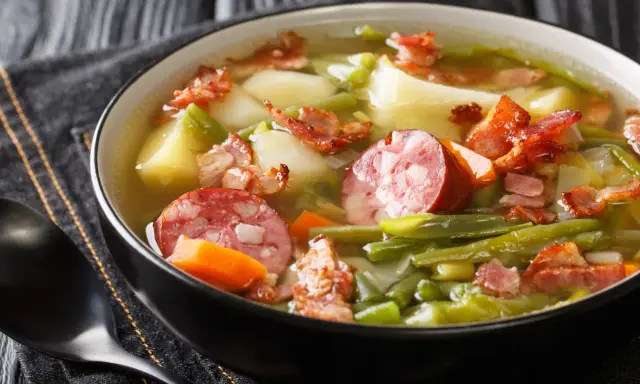 Un plat réconfortant de spécialités Metz : une soupe garnie de saucisses, lardons, pommes de terre et haricots verts.