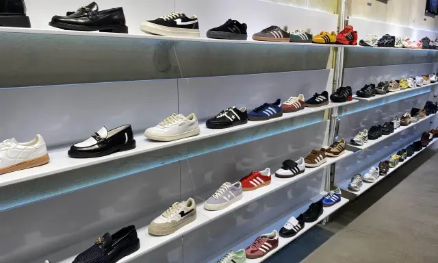 Warsaw sneaker store czy legit? Na półkach mnóstwo stylowych butów, od klasycznych adidasów po modne trampki.