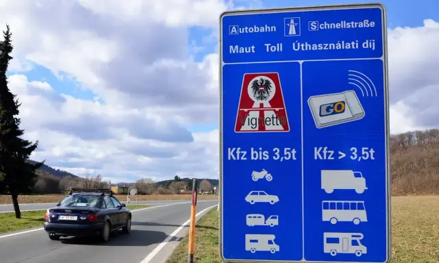 Znak drogowy w Austrii informuje o opłatach za autostrady i szybkie drogi. Winieta to forma opłaty, która jest niezbędna do podróżowania po drogach, a jej cena zależy od rodzaju pojazdu.