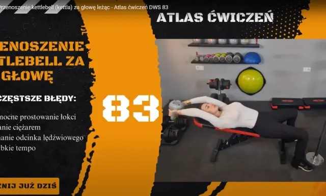 Kobieta wykonuje ćwiczenia z kettlem leżąc na ławce. Poprawne przenoszenie ciężaru nad głowę to klucz do sukcesu.