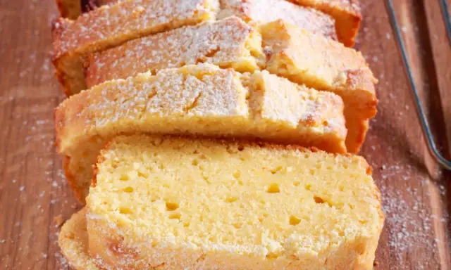 Puszyste ciasto cytrynowe, pokrojone w plastry i posypane cukrem pudrem. Idealny przepis na ciasto na niedzielne popołudnie.