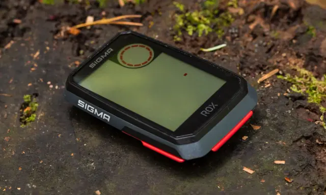Sigma ROX 10, gotowy na przygodę na leśnej ścieżce.