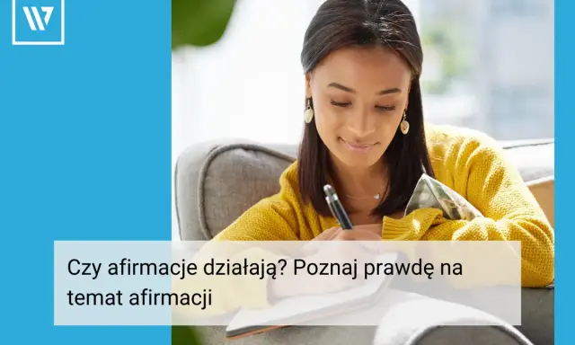 Kobieta pisze w notesie, zastanawiając się nad mocą afirmacji. Czy afirmacje działają? Poznaj prawdę.