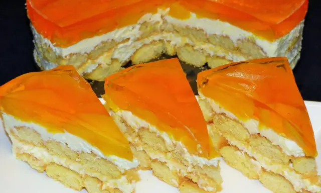 Pyszne ciasto z brzoskwiniami i mascarpone, z warstwami biszkoptów i pomarańczowej galaretki. Idealne na deser!