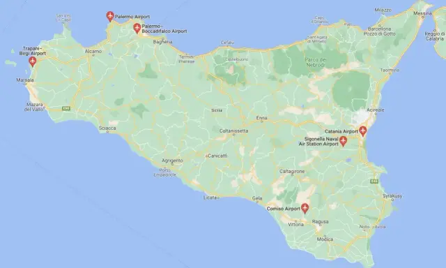 Mapa Sycylii z zaznaczonymi lotniskami: Palermo, Trapani-Birgi, Catania, Sigonella i Comiso.