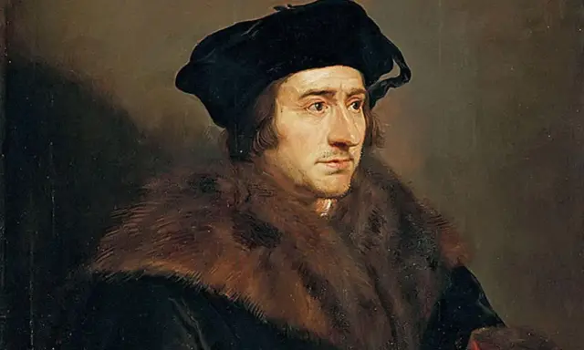 Portret Tomasza Morusa w czarnej czapce i futrzanym płaszczu. Myśliciel spogląda w bok z zamyśloną miną.