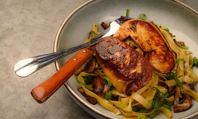 Un plat de pâtes aux champignons et foie gras poêlé, une spécialité du restaurant Le Bon Vivre. Photos gourmandes.